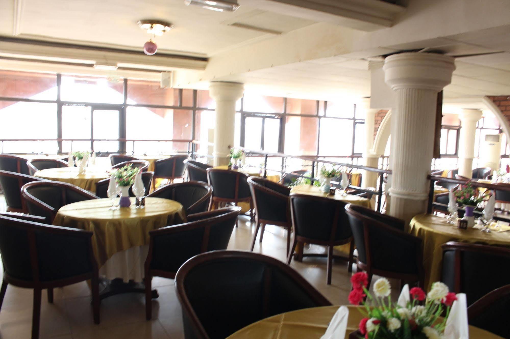 Hotel Santa Lucia Яунде Екстер'єр фото