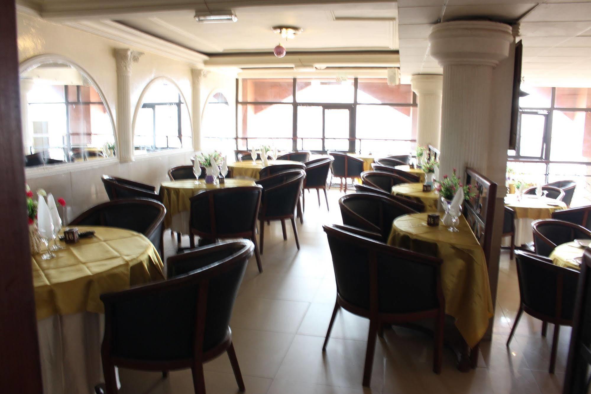 Hotel Santa Lucia Яунде Екстер'єр фото