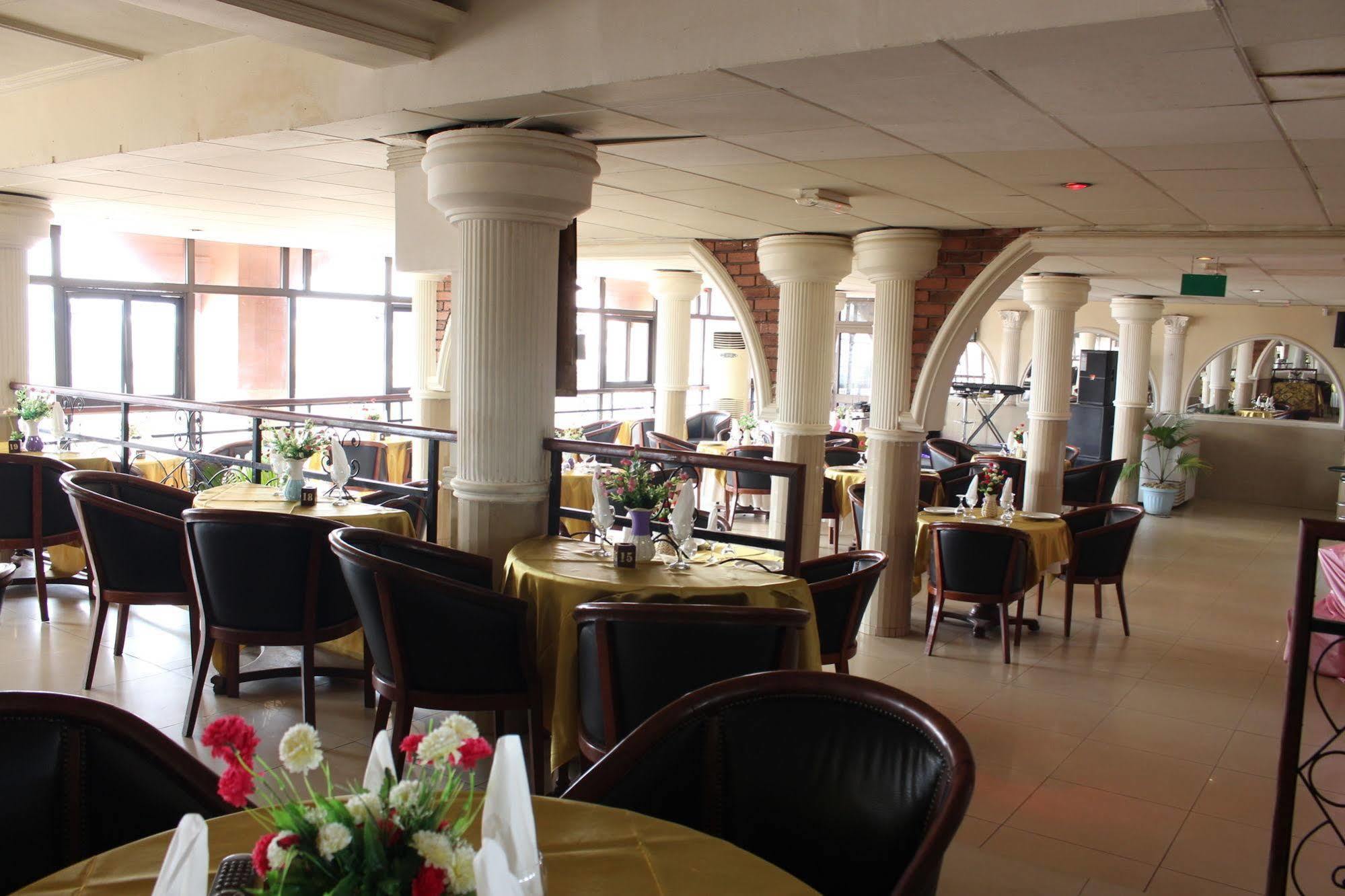 Hotel Santa Lucia Яунде Екстер'єр фото