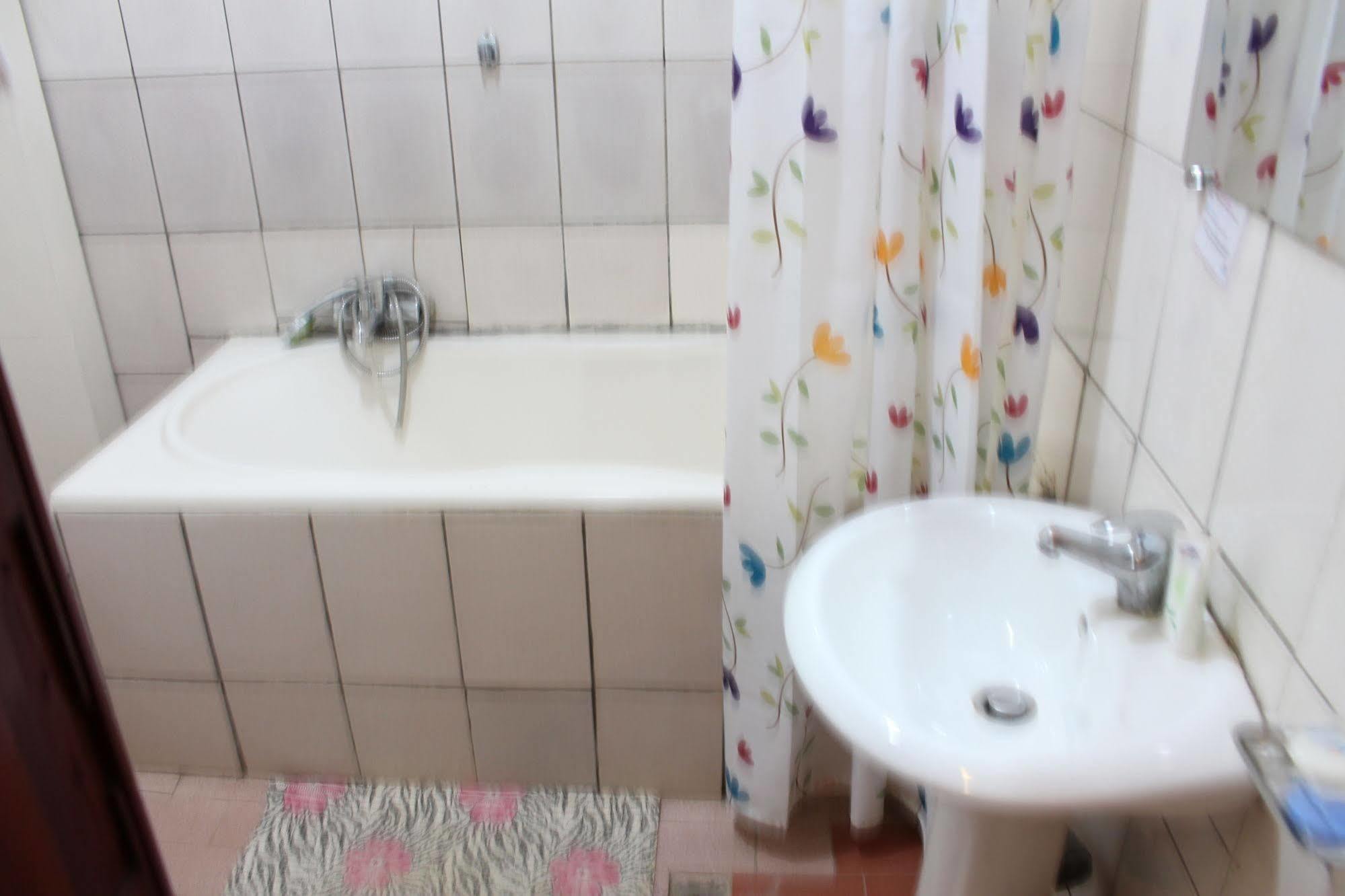Hotel Santa Lucia Яунде Екстер'єр фото