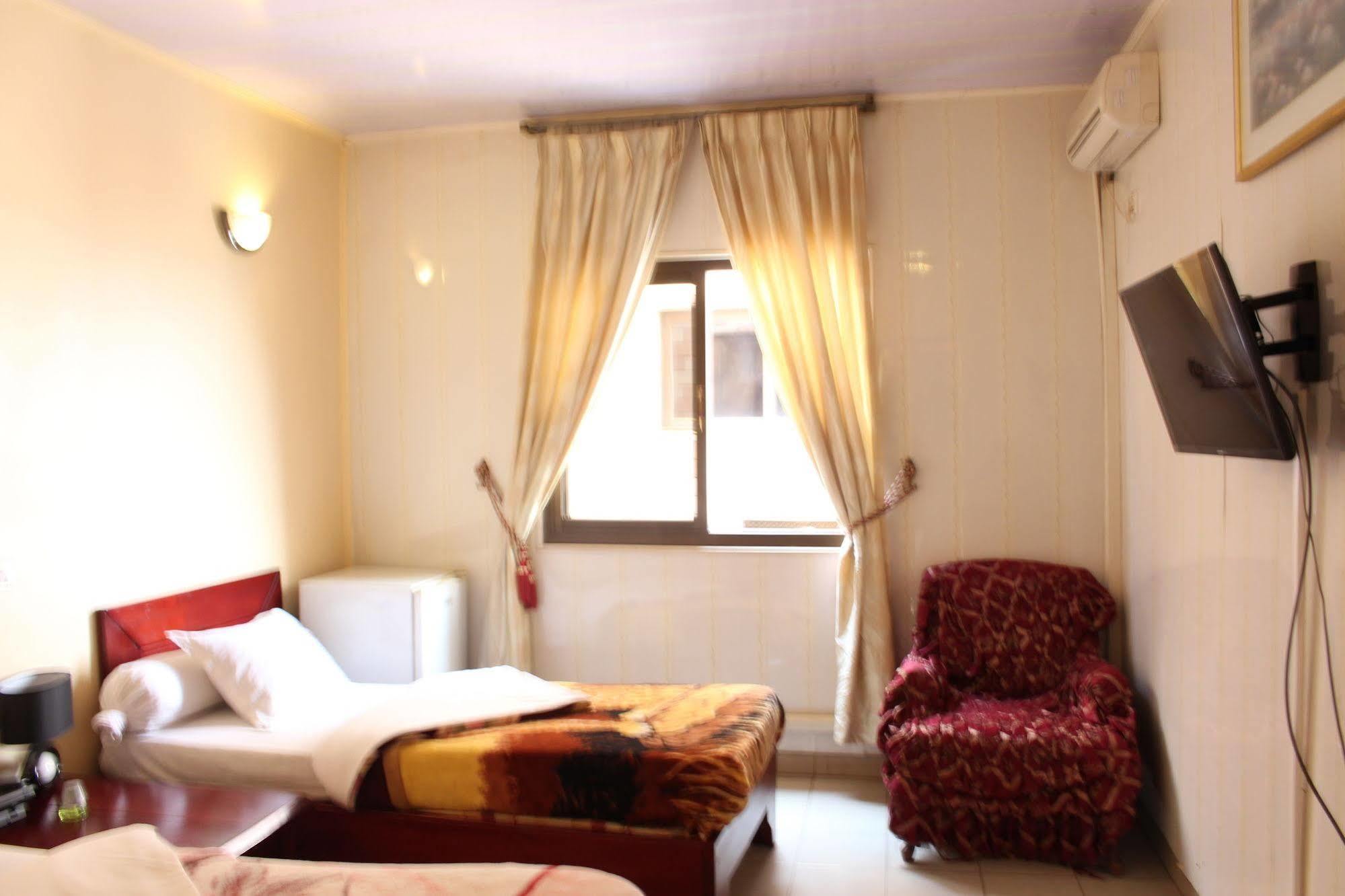 Hotel Santa Lucia Яунде Екстер'єр фото